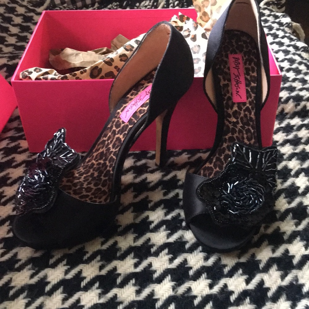 Betsy Johnson black satin heels new size 8 1/2